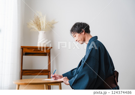 静かなひととき – 和装で手紙を綴る男性 静かなひととき – 和装で手紙を綴る男性 124374486