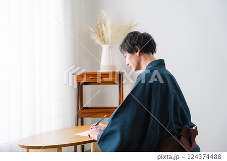 静かなひととき – 和装で手紙を綴る男性 124374488