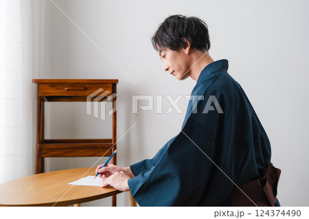 静かなひととき – 和装で手紙を綴る男性 124374490
