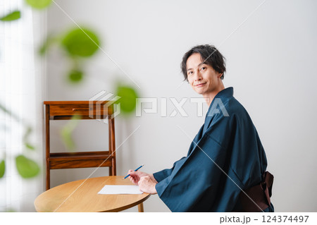 静かなひととき – 和装で手紙を綴る男性 124374497