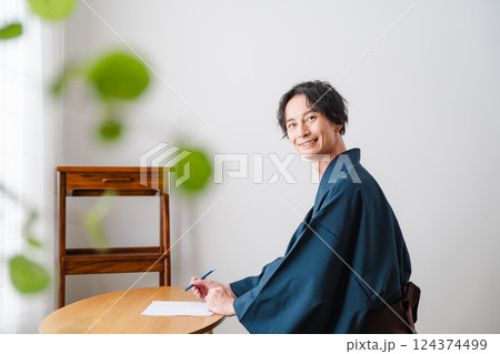 静かなひととき – 和装で手紙を綴る男性 静かなひととき – 和装で手紙を綴る男性 124374499