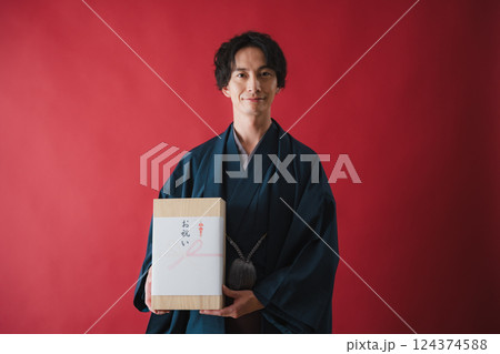 お祝いの贈り物 – 感謝の気持ちを届ける男性 お祝いの贈り物 – 感謝の気持ちを届ける男性 124374588