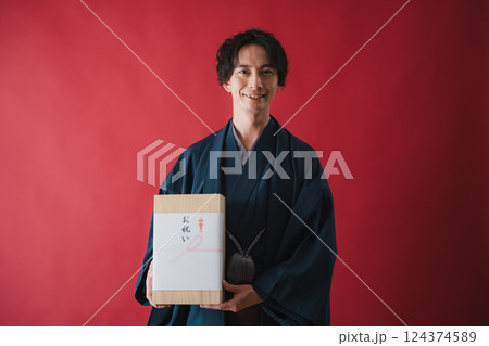 お祝いの贈り物 – 感謝の気持ちを届ける男性 お祝いの贈り物 – 感謝の気持ちを届ける男性 124374589