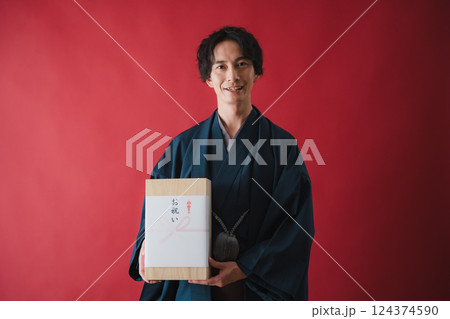 お祝いの贈り物 – 感謝の気持ちを届ける男性 124374590