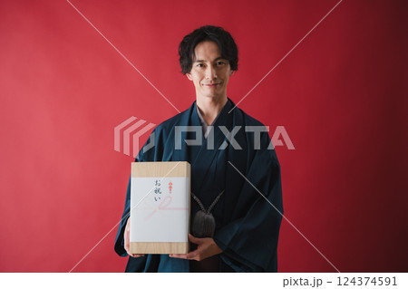 お祝いの贈り物 – 感謝の気持ちを届ける男性 お祝いの贈り物 – 感謝の気持ちを届ける男性 124374591