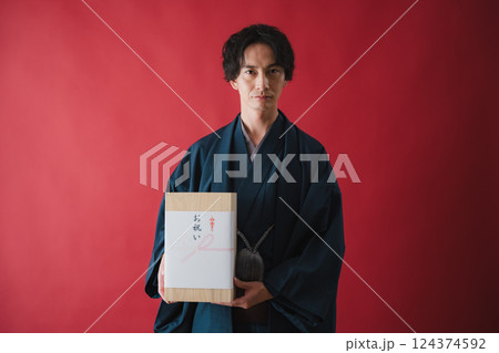 お祝いの贈り物 – 感謝の気持ちを届ける男性 お祝いの贈り物 – 感謝の気持ちを届ける男性 124374592