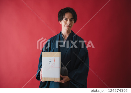 お祝いの贈り物 – 感謝の気持ちを届ける男性 124374595