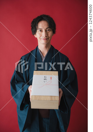 お祝いの贈り物 – 感謝の気持ちを届ける男性 お祝いの贈り物 – 感謝の気持ちを届ける男性 124374600