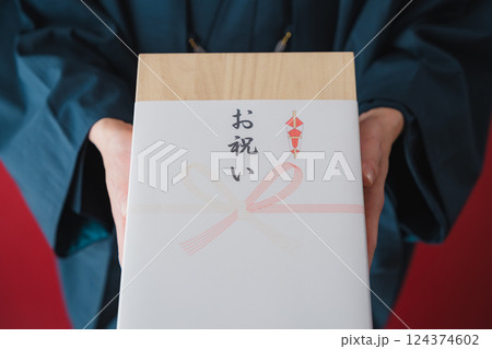 お祝いの贈り物 – 感謝の気持ちを届ける男性 お祝いの贈り物 – 感謝の気持ちを届ける男性 124374602