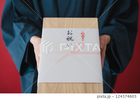 お祝いの贈り物 – 感謝の気持ちを届ける男性 124374603