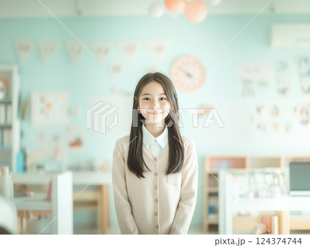 明るい未来を見つめる少女、学びの場での可能性 124374744