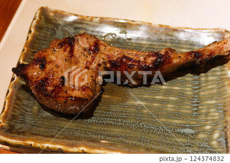 close up of grilled lamb meat mutton drumstick rack on a green plate with copy space close up of grilled lamb meat mutton drumstick rack on a green plate with copy space 124374832