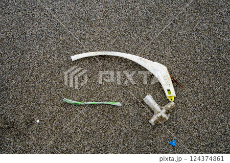 海岸に流れ着いたプラスチックゴミ 小笠原 東京都 海岸に流れ着いたプラスチックゴミ 小笠原 東京都 124374861