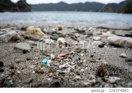 海岸に流れ着いたプラスチックゴミ 小笠原 東京都 海岸に流れ着いたプラスチックゴミ 小笠原 東京都 124374863