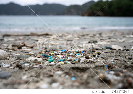海岸に流れ着いたプラスチックゴミ 小笠原 東京都 海岸に流れ着いたプラスチックゴミ 小笠原 東京都 124374866