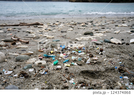 海岸に流れ着いたプラスチックゴミ 小笠原 東京都 海岸に流れ着いたプラスチックゴミ 小笠原 東京都 124374868