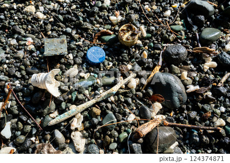 海岸に流れ着いたプラスチックゴミ 小笠原 東京都 海岸に流れ着いたプラスチックゴミ 小笠原 東京都 124374871