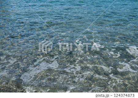 海岸に流れ着いたプラスチックゴミ　小笠原　東京都 124374873