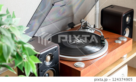 レトロなレコードプレイヤー 124374905