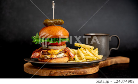 美味しそうな手作りハンバーガー 124374908