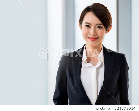 笑顔で立つ若いビジネスウーマン 笑顔で立つ若いビジネスウーマン 124375014