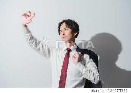 夏の光を浴びるビジネスパーソン 夏の光を浴びるビジネスパーソン 124375331