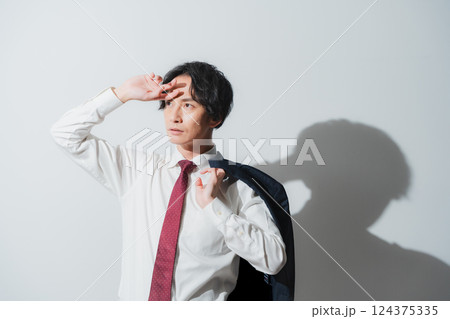 夏の光を浴びるビジネスパーソン 夏の光を浴びるビジネスパーソン 124375335