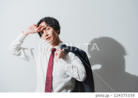 夏の光を浴びるビジネスパーソン 124375339