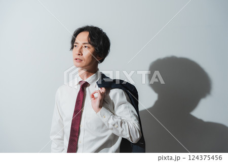 夏の陽射しの下で – 挑戦するビジネスパーソンの一瞬 124375456