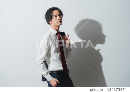 夏の陽射しの下で – 挑戦するビジネスパーソンの一瞬 124375474