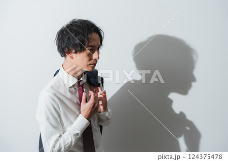 夏の陽射しの下で – 挑戦するビジネスパーソンの一瞬 夏の陽射しの下で – 挑戦するビジネスパーソンの一瞬 124375478
