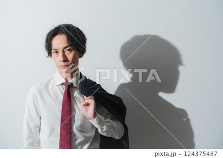 夏の陽射しの下で – 挑戦するビジネスパーソンの一瞬 124375487