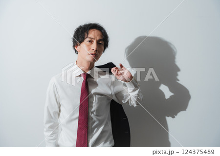 夏の陽射しの下で – 挑戦するビジネスパーソンの一瞬 124375489