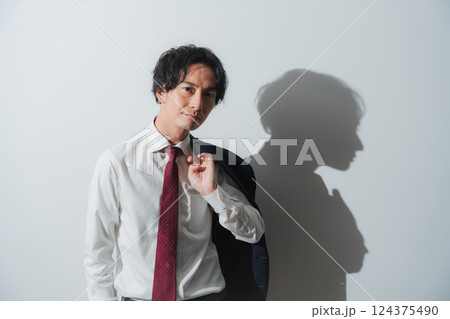 夏の陽射しの下で – 挑戦するビジネスパーソンの一瞬 124375490