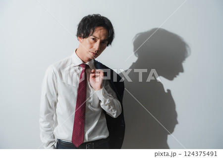 夏の陽射しの下で – 挑戦するビジネスパーソンの一瞬 夏の陽射しの下で – 挑戦するビジネスパーソンの一瞬 124375491