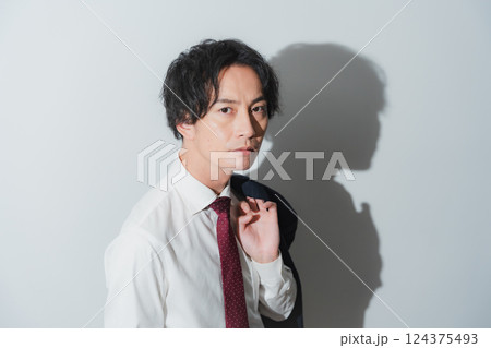 夏の陽射しの下で – 挑戦するビジネスパーソンの一瞬 124375493