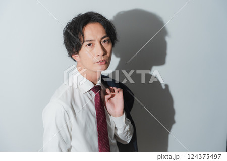 夏の陽射しの下で – 挑戦するビジネスパーソンの一瞬 124375497