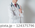 信頼と安心を届ける医師 124375796