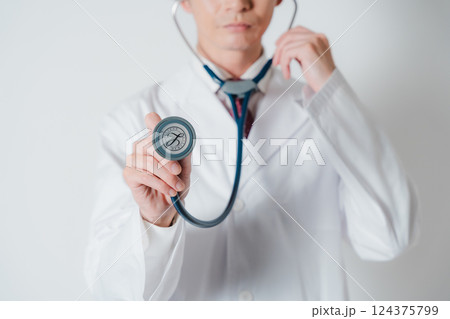 信頼と安心を届ける医師 124375799