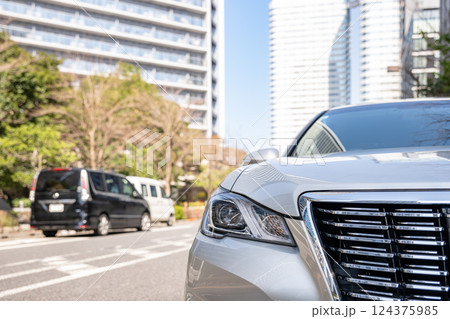 街中に停車する車 街中に停車する車 124375985