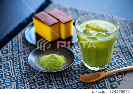 抹茶ラテとカステラ 124376079