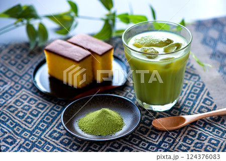抹茶ラテとカステラ 124376083