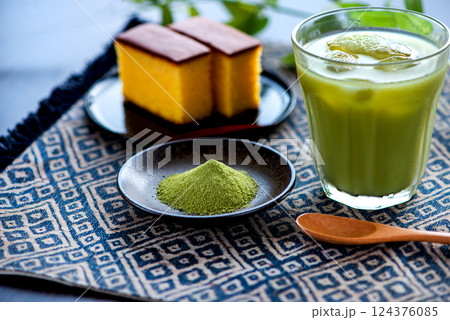 抹茶ラテとカステラ 124376085