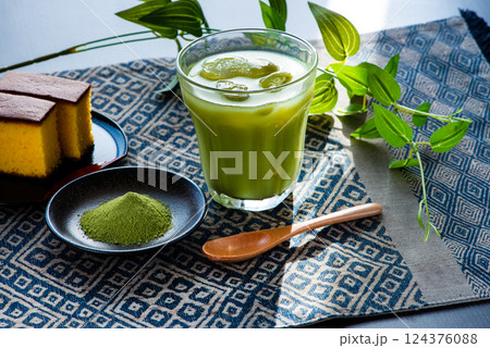 抹茶ラテとカステラ 124376088