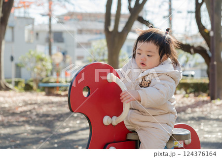 【冬の公園 遊具で遊ぶ1歳児】 【冬の公園 遊具で遊ぶ1歳児】 124376164