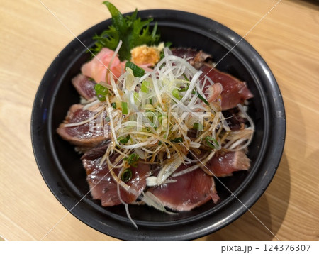 鰹のタタキ丼 124376307