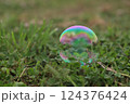 芝生の上に浮かぶシャボン玉 124376424