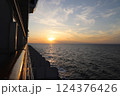 客船から望む海の朝日 124376426