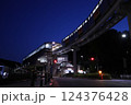 静寂な夜の街を走るモノレール 124376428