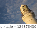 夕方の白い灯台と青空 124376430